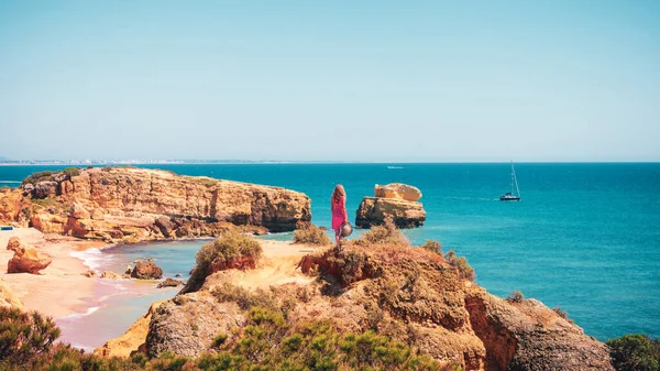 Paraíso Playa Mujer Con Vestido Rojo Yate Vacaciones Cielo Destino — Foto de Stock