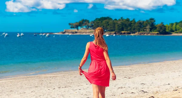 Frau Mit Rotem Kleid Spaziert Einem Strandurlaub Sommerurlaub Der Bretagne — Stockfoto