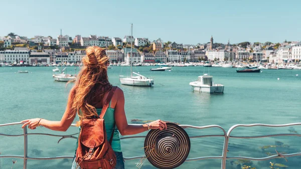 Wanita Dengan Topi Putih Melihat Perahu Porta Brittany Perancis — Stok Foto