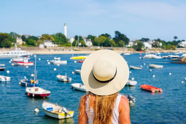 Frau Mit Weißem Hut Blickt Auf Boote Der Bretagne Frankreich — Stockfoto