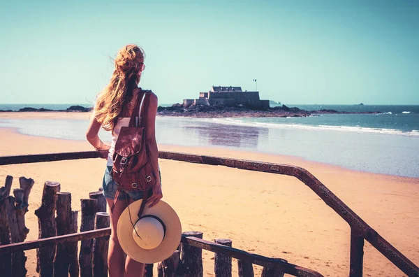 Tourtourismus Saint Malo Touristin Betrachtet Nationales Glück Bretagne Frankreich — Stockfoto