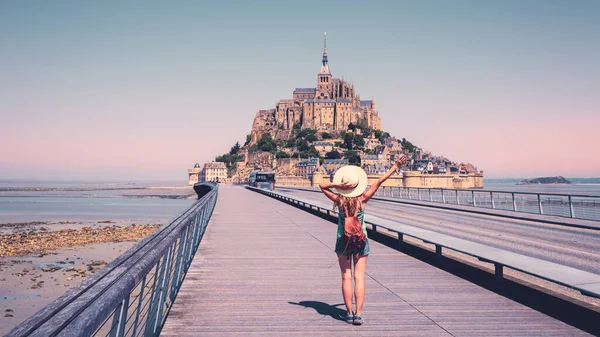 Kobieta Turystka Mont Saint Michel Normandie Francji — Zdjęcie stockowe