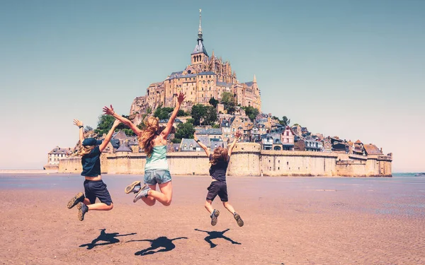 Щаслива Сім Стрибає Перед Монт Сен Мішель Відпустка Призначення Подорожей — стокове фото