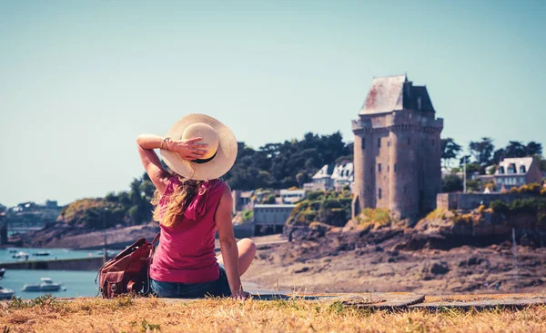 Saint Malo Şehrindeki Kadın Turist Fransa Daki Brittany — Stok fotoğraf