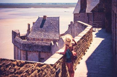 Fransa 'da ünlü Mont Saint Michel şehri Normandie' yi ziyaret eden bir kadın. 
