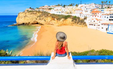 Portekiz 'in Algarve kıyısında turizm turizmi.