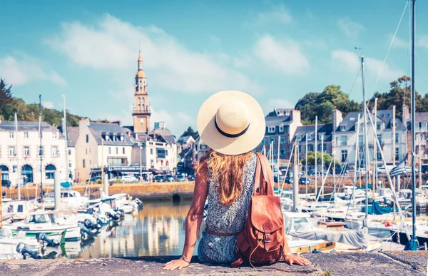 フランスを旅する女性 セント ブリウック市と港 ブルターニュの旅行先 — ストック写真