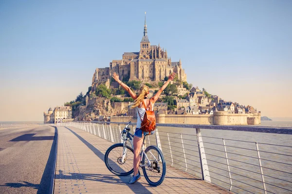 モンサンミシェルで自転車を持つ女性 フランスのノルマンディー — ストック写真