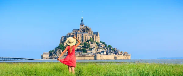 Kvinna Med Röd Klänning Normandie Berömda Mont Saint Michel Frankrike — Stockfoto