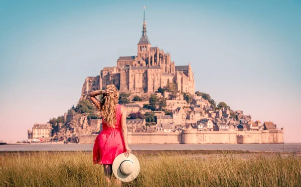 Γυναίκα Κόκκινο Φόρεμα Απολαμβάνοντας Θέα Του Mont Saint Michel Normandie — Φωτογραφία Αρχείου