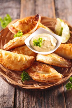 Ev yapımı sığır etli börek ve sos.