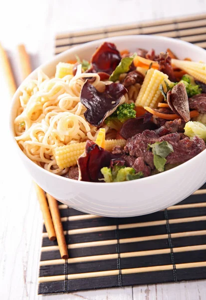 Asiatische Suppe Mit Nudeln Rindfleisch Und Gemüse — Stockfoto