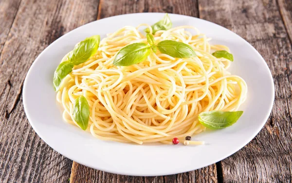 Talerz Spaghetti Świeżą Bazylią — Zdjęcie stockowe