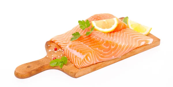 白を基調としたボード上の新鮮な鮭の切り身 — ストック写真
