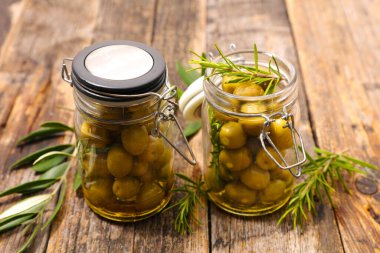 Yeşil zeytin ve yapraklı kavanoz