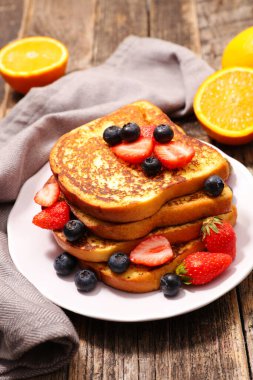 Bal ve meyveli ekmek tostu