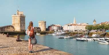 Fransa 'da seyahat eden bir kadın, La Rochelle, Güney Batı Fransa, Yeni Aquitaine