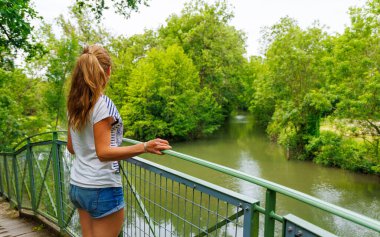 Kadın, Poitiers yakınlarındaki Poitou Charente 'de, Fransa' da Marais Poitevin bataklığını keşfeder.