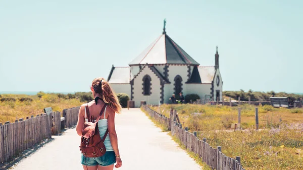 Rear View Woman Walking Chapel Notre Dame Cote Brittany Morbihan — Stock Photo, Image