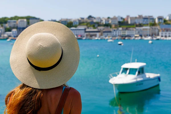 白い帽子をかぶった白人女性の後部ビューは 海でヨットを見て 旅行先 夏休み リラックスした休日のコンセプト — ストック写真