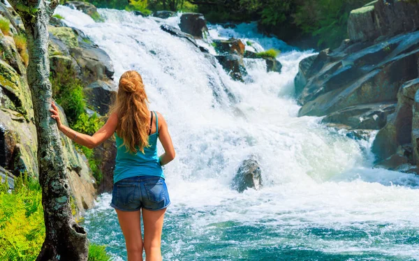 Bela Cachoeira Visão Traseira Mulher Apreciá Viajar Europa — Fotografia de Stock