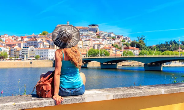コインブラ市の風景と旅行者の女性 ポルトガル — ストック写真