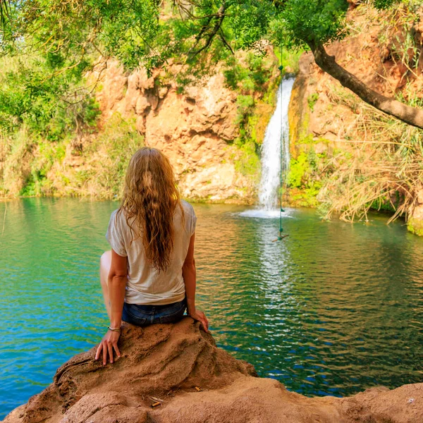 熱帯の滝から穏やかで平和を楽しむ女性 ポルトガル アルガルヴェ — ストック写真