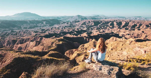 Glückliche Frau Sitzt Auf Einem Felsen Und Genießt Den Panoramablick — Stockfoto