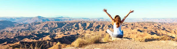 Щаслива Жінка Сидить Камені Насолоджується Панорамним Видом Пустелю Горафе Іспанії — стокове фото