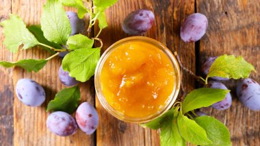 Taze yapraklı doğal organik erik reçeli