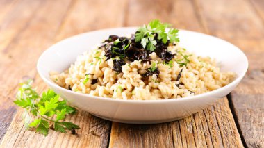 Bir kase mantarlı ve otlu risotto.