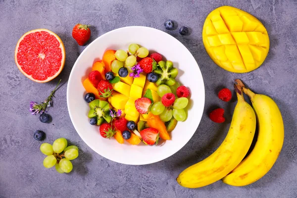 Läcker Fruktsallad Med Mango Bär Och Banan Hälsosam Mat — Stockfoto
