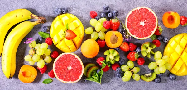 Asortyment Zdrowych Owoców Świeżych Latem — Zdjęcie stockowe