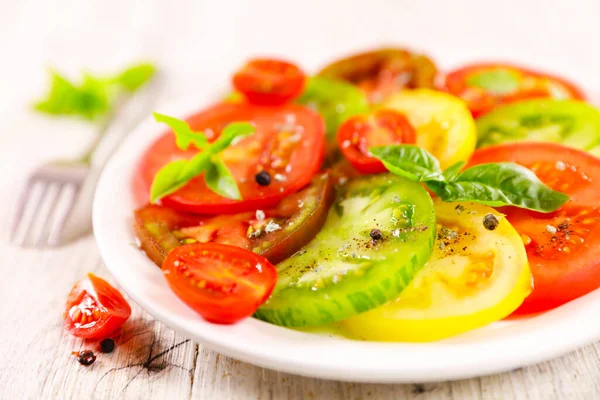 Fatias Salada Tomates Com Folhas Manjericão — Fotografia de Stock