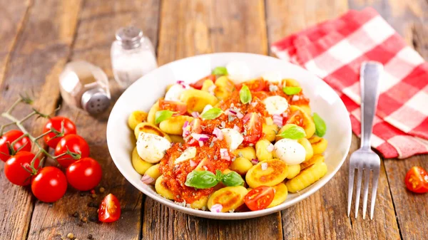 Misa Ziemniaczanych Gnocchi Mozzarellą Sosem Pomidorowym — Zdjęcie stockowe