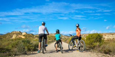 Kırsalda bisikletli aile