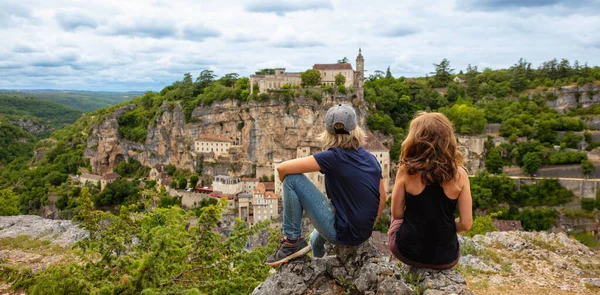 Jovem Menina Olhando Cidade Rocamadour Viajar Para França — Fotografia de Stock