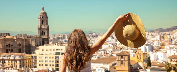 Bakifrån Kvinna Med Hatt Tittar Panoramautsikt Över Malaga Stad Spanien — Stockfoto