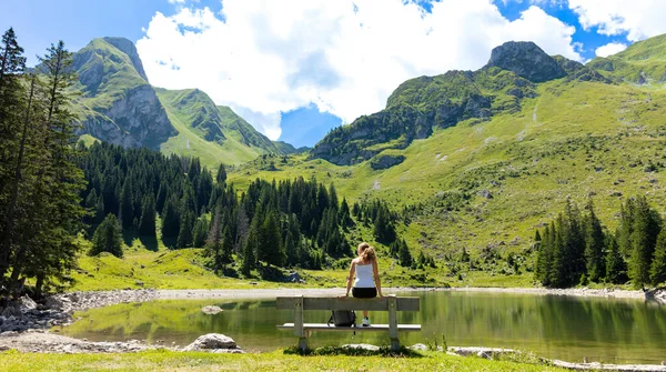 Suiza Alpes Suizos Aand Lago Turista Mujer Disfrutando Hermoso Paisaje —  Fotos de Stock