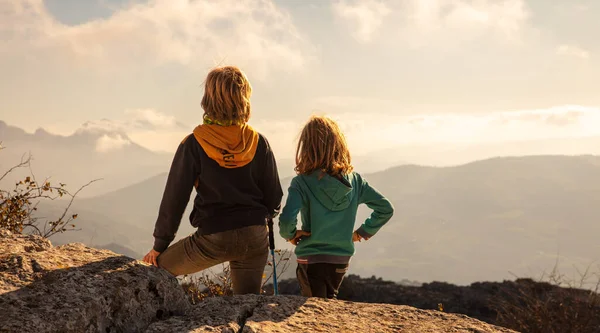Two Young Boys Brother Looking Unsnset Mountain Landscape Travel Sport — Stock Photo, Image