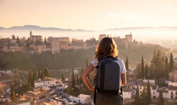 Achteraanzicht Van Een Vrouw Genietend Van Zonsondergang Boven Het Granada — Stockfoto