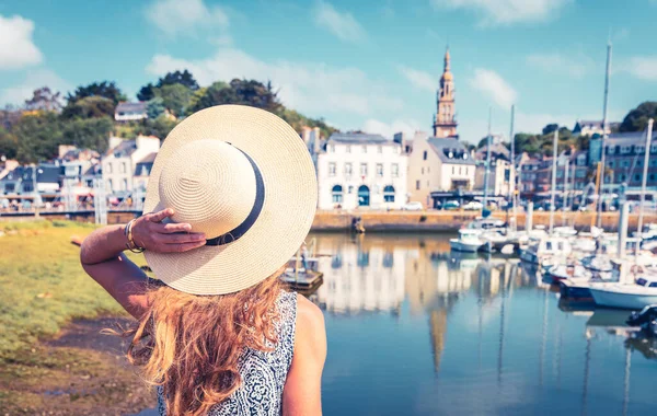 Şapkalı Bir Kadının Fransız Köyüne Bakışı Seyahat Tatil Turizm Konsepti — Stok fotoğraf