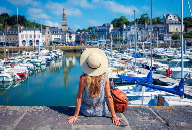 Şapkalı bir kadının Fransız köyüne bakışı- seyahat, tatil, turizm konsepti (Brittany in France, Saint Brieuc)