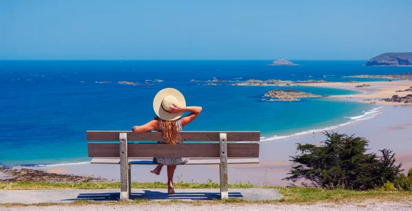 Mujer Sentada Banco Mirando Océano Atlántico Vacaciones Destino Viaje Relajante —  Fotos de Stock