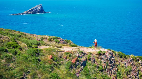 Woman Cliff Enjoying Beautiful Sea Travel Destination Adventure Wanderlust Concept — Stock Photo, Image