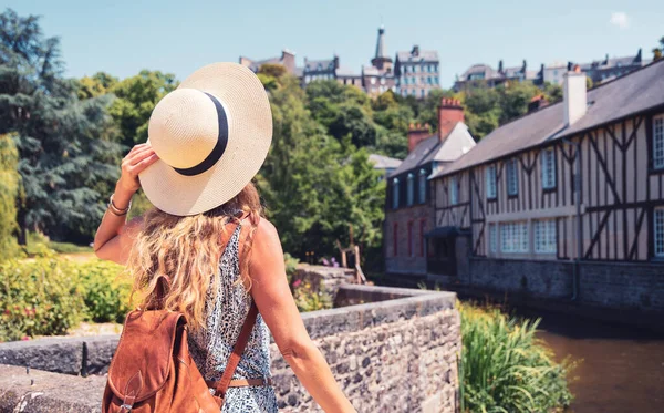 Mujer Turista Ciudad Fougeres Bretaña Francia — Foto de Stock