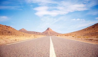 Çöl geçidi. Turizm, seyahat beldesi, seyahat tutkusu konsepti.