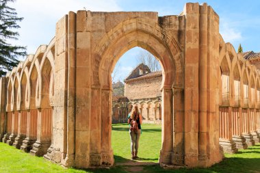 İspanya 'da turizm. San Juan Manastırı' nı ziyaret eden turist. Avrupa seyahati.