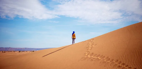 Mladá Krásná Běloška Modrým Turbanem Pózující Písečné Duně Sahara Pouštní — Stock fotografie