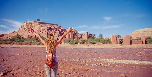 モロッコのAit Ben Haddou Kasbahの景色を楽しむ幸せな女性観光客 — ストック写真